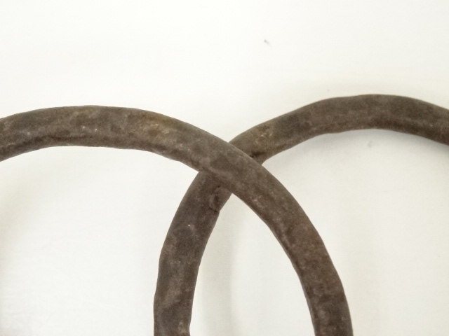  一ノ瀬宗辰・菊地正直造　唐銅切合朝鮮風炉　霰紋真形釜添（花押有）（共箱）